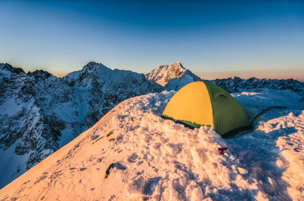 bivouac hiver dans la neige
