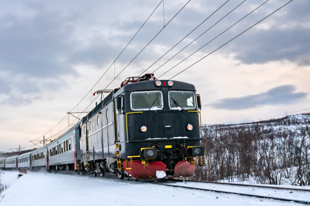 Le guide des trains mythiques en Laponie : itinéraires, paysages enneigés et aurores boréales.